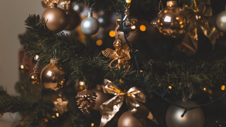 ¿Fan de las luces navideñas? Sigue estos consejos para evitar accidentes eléctricos en fin de año