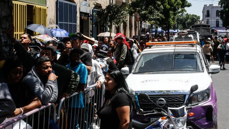 ¿Cuál es el trámite que generó fila de migrantes en el Estadio Víctor Jara?