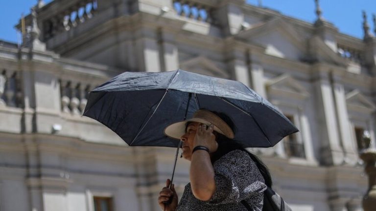 Pronostican hasta 33° en Santiago: Emiten aviso por altas temperaturas en 4 regiones de Chile