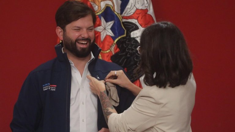 FOTOS | Gabinete sorprendió a Pdte. Boric con especial regalo tras anunciar espera de primer hijo