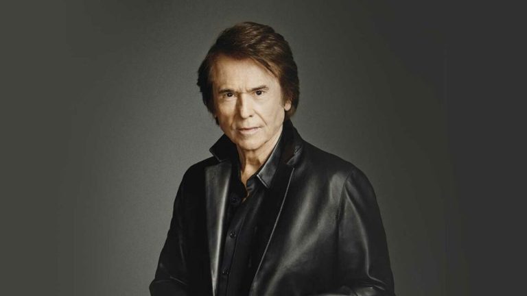 Internan a Raphael tras sufrir accidente cerebrovascular mientras grababa una entrevista