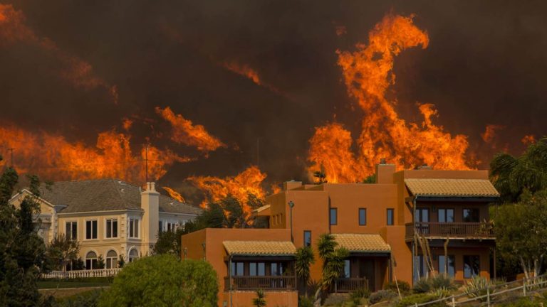 Horas de terror en California: Videos muestran devastador avance de megaincendio en Los Ángeles