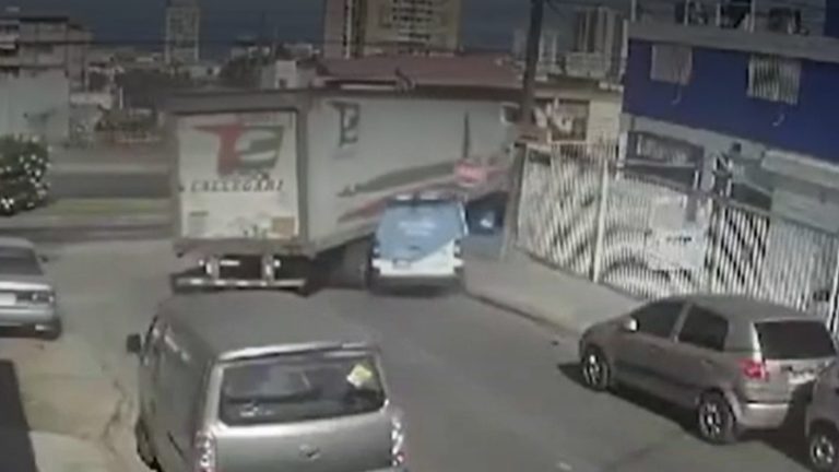 Camión colisionó autos y arrasó con cables en Antofagasta