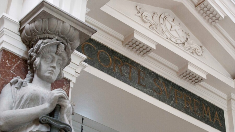 Joven fingió ser abogada para preguntar por amigo ante la PDI: Va en tercero de Derecho