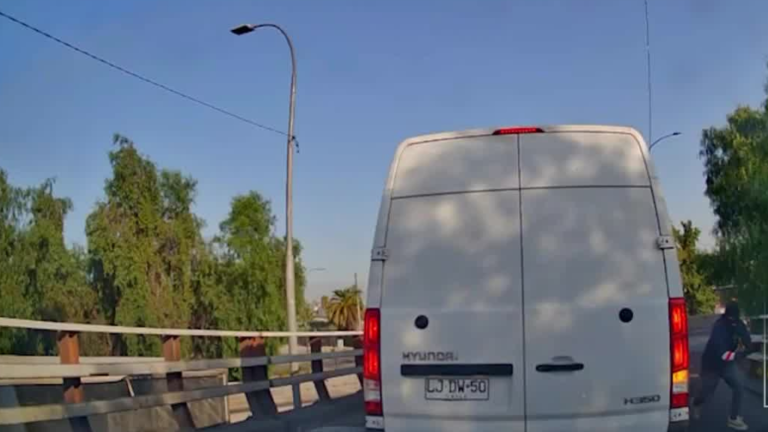 Inédito método: Delincuentes saltan de furgón para realizar robo en autopista