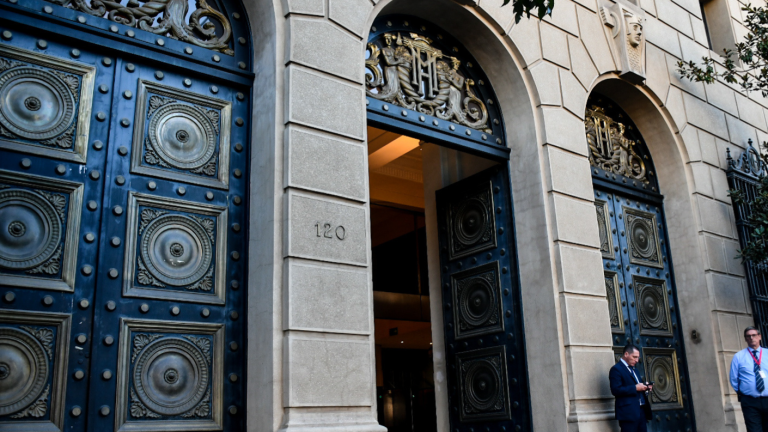 “Son maltratadores”: Funcionaria del Ministerio de Hacienda habría acusado acoso laboral antes de quitarse la vida