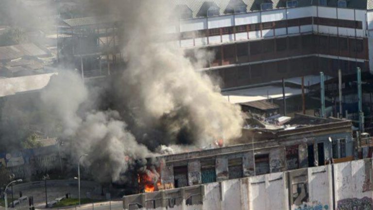 Reportan destructivo incendio en centro de Santiago: Afectó dos viviendas y una imprenta