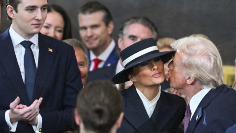 Beso “fantasma” con Melania: Así fueron las primeras horas de Donald Trump en su retorno a la Casa Blanca