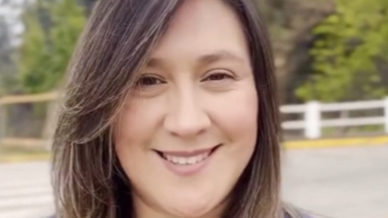 Ex candidata del PDG rindió millonaria boleta emitida por masajista: Apunta a trabajo de prensa y RR.SS.