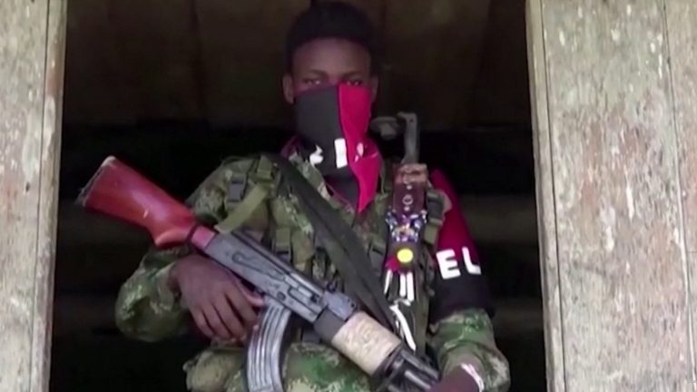 Resurgimiento de violencia de las guerrillas en Colombia deja 80 muertos y cientos de desplazados