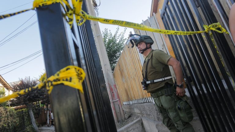 Delincuentes engañan a matrimonio de adultos mayores y asesinan a puñaladas a dueño de casa en San Bernardo