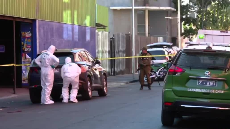 Efectuó un disparo: Carabinero de civil frustró robo de su auto en plena Alameda