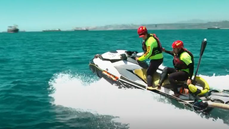 Compuesto únicamente por voluntarios: Conoce el arduo trabajo de los “bomberos del mar”