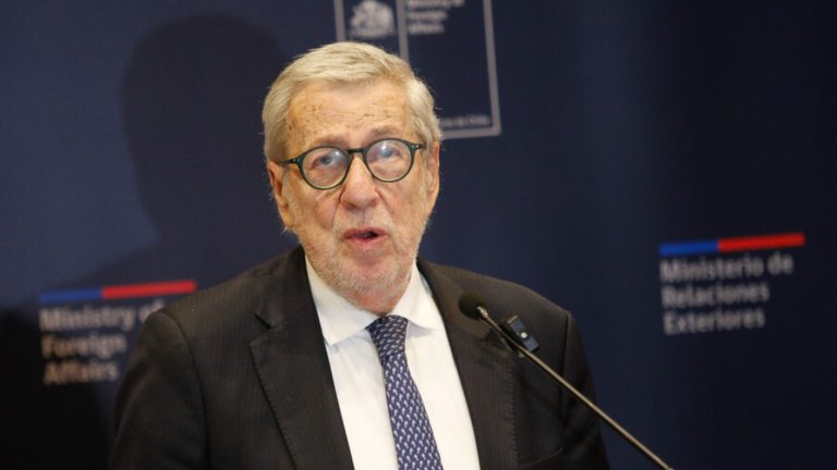 Ministro van Klaveren por cierre de consulados en Venezuela: “Confirma las características de dictadura”