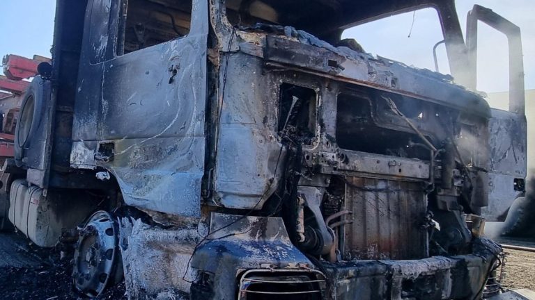 Investigan ataque incendiario en Los Álamos: Cuatro camiones y una camioneta afectados
