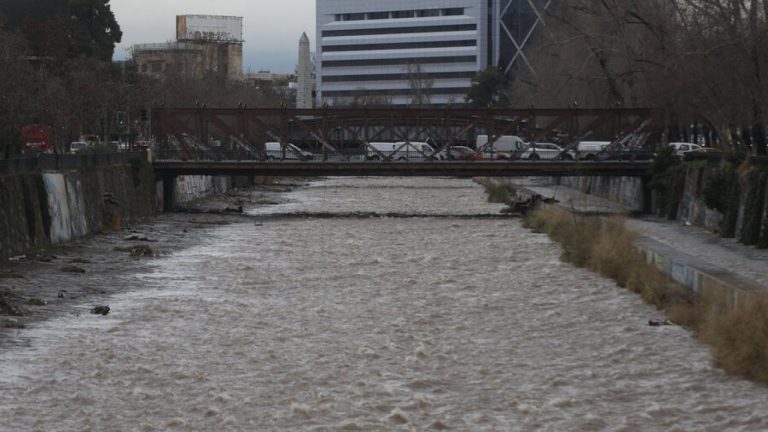 Encuentran el cadáver de una mujer en el Río Mapocho en medio de búsqueda por presunta desgracia
