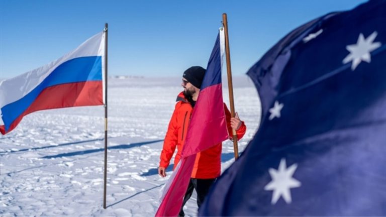 Gobierno califica como un éxito arribo del pdte. Boric a base Amundsen-Scott en el Polo Sur