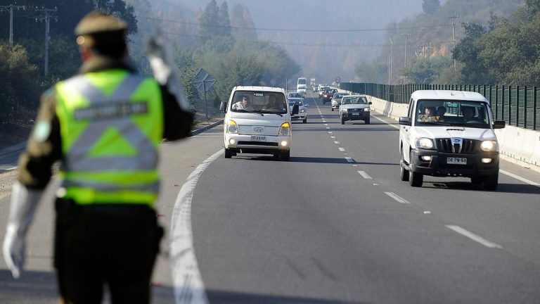 Terminó detenida: Mujer ofreció dinero a carabineros para liberar a pareja que manejaba ebria
