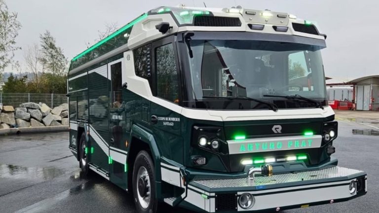 Bomberos anunció la llegada del primer carro bomba eléctrico a Chile: Bombea 5.600 litros por minuto