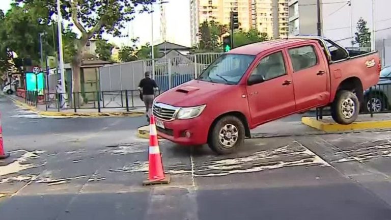¿Cómo llegó ahí? Camioneta sufrió accidente y quedó sobre reja de bandejón en Ñuñoa