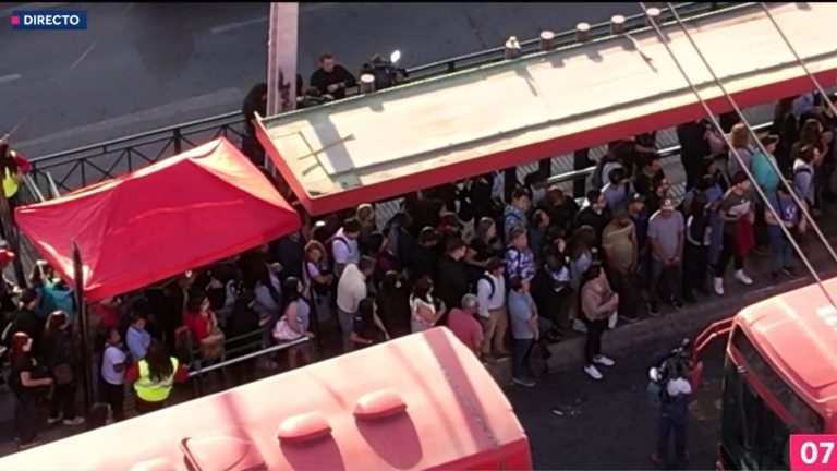 “Insólito”: Usuarios indignados por falla en Línea 2 de Metro y extensas filas para tomar buses