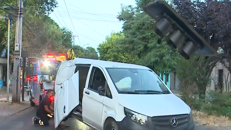 Camión se pasó luz roja, chocó furgón y lo volcó en Quinta Normal: Hasta botó semáforo y se fugó