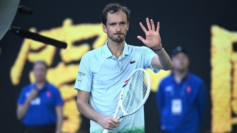 Raquetazos a una cámara y polémica frase: El show de Medvedev tras ganar en el Australian Open