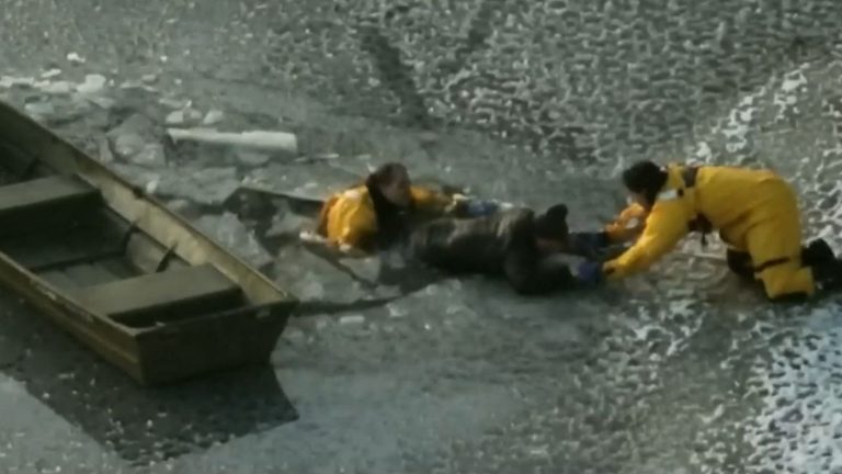 VIDEO | Graban dramático rescate de hombre y su perro en lago congelado de EE.UU.