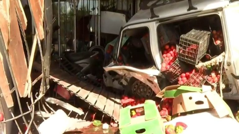 Furgón arrancó de fiscalización y chocó casa a toda velocidad en Lo Prado: Así quedó el auto