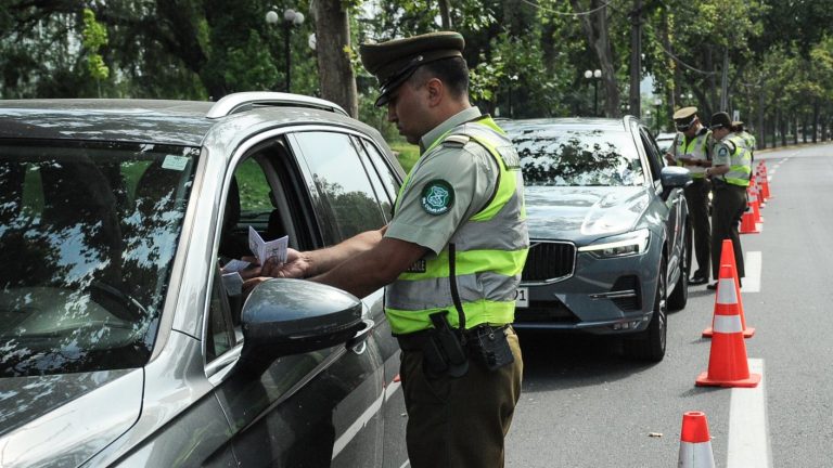Las personas que DEBEN renovar la licencia de conducir en Chile este 2025