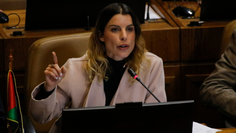 Maite Orsini descarta renunciar al Frente Amplio tras regresar al Congreso: 
