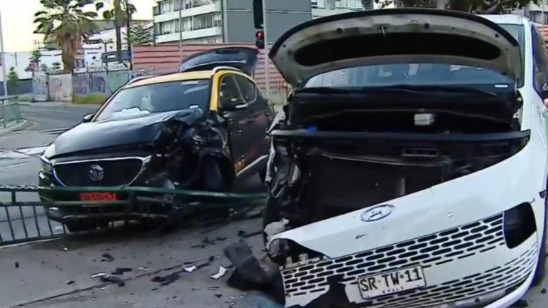 Violento choque entre taxi y van de la ACHS: Un conductor no habría respetado la luz roja