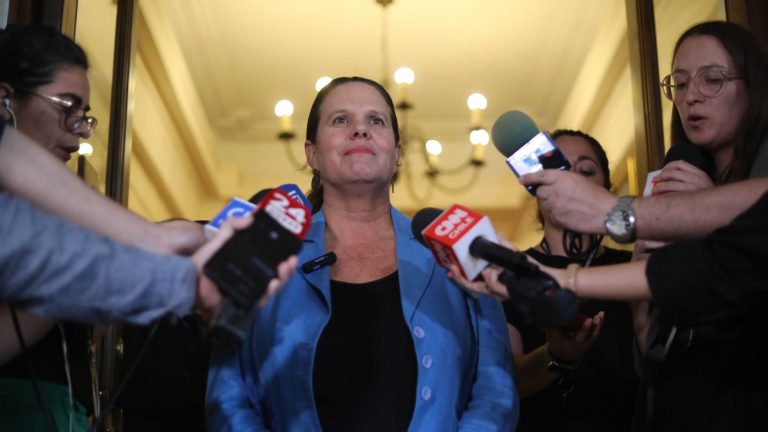 Guardó silencio: Maya Fernández compareció ante Fiscalía por la fallida compra de la casa de Allende