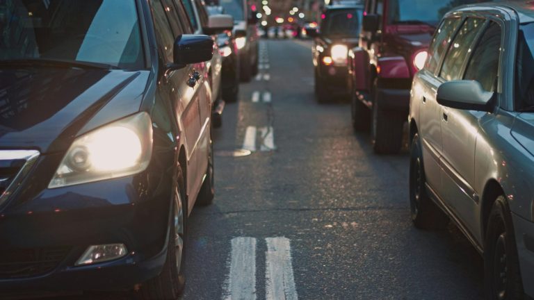 Este es el valor de la multa por NO PRENDER las luces al conducir en carretera