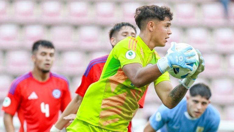 “Ilusiona”: Ignacio Sáez se gana el respeto de hinchas por sus atajadas en el Chile Sub 20 vs Uruguay