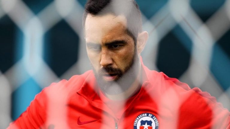 Claudio Bravo aclaró robo de zapatillas: “No es nada nuestro, no son mis cosas”