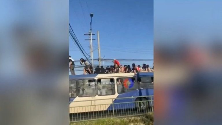 Barristas de Colo Colo “secuestraron” buses en Puente Alto: Intimidaron a pasajeros y conductores