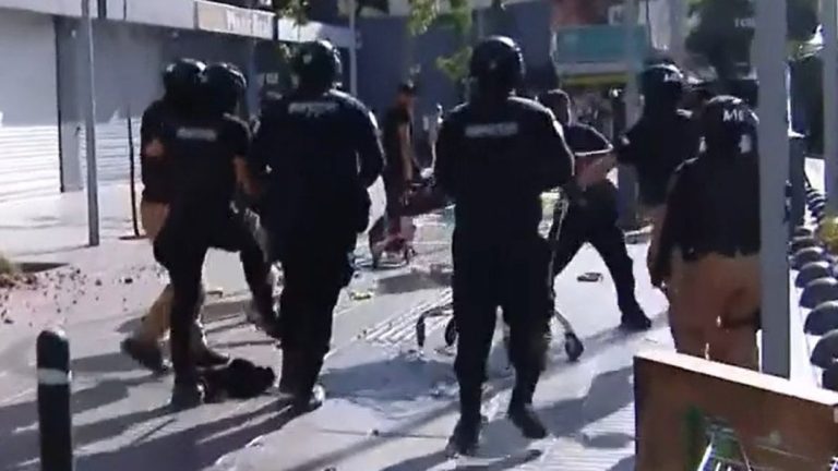 VIDEO | Violento enfrentamiento entre comerciantes ambulantes y fiscalizadores en Estación Central