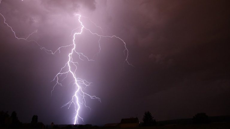 Estas son las regiones con aviso de probable tormenta eléctrica este viernes