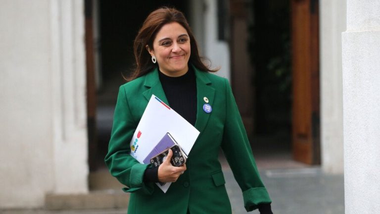 Presidente Boric pide renuncia de ministra Sandoval tras fallida compra de casa de Allende