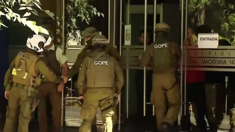 Realizan operativo policial a metros del Juzgado de Familia de Santiago por aviso de bomba