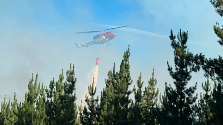 Reportan caída de helicóptero en sector La Capilla: Explosión provocó incendio forestal