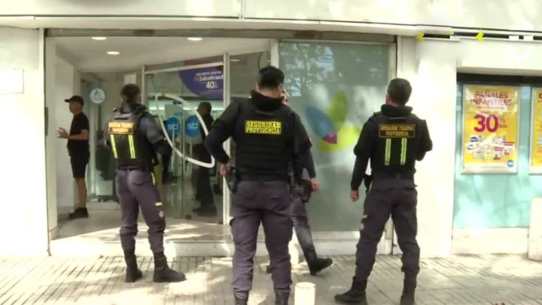 Desconocidos realizan violento turbazo en farmacia de Providencia