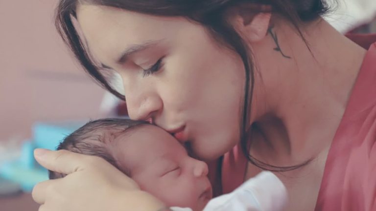 Feliz y descansando en su casa: Ministra Camila Vallejo confirma el nacimiento de su segundo hijo