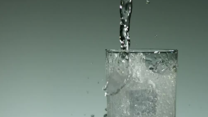 ¿El agua con gas ayuda a bajar de peso? Esto es lo que dicen los expertos