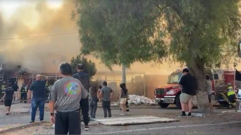 12 compañías de Bomberos combatieron incendio que afectó a 10 casas en La Florida