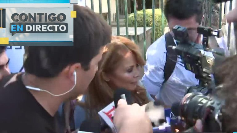 Totalmente en silencio: Así fue la caótica salida de Cathy Barriga de la cárcel de San Miguel