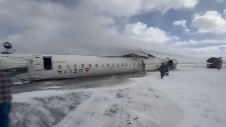 Avión con 80 pasajeros protagoniza impactante accidente en Canadá: Terminó volcado tras aterrizaje
