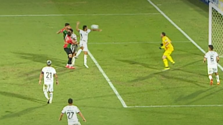 Boston River se puso en ventaja ante Ñublense tras penal por mano de Carlos Labrín