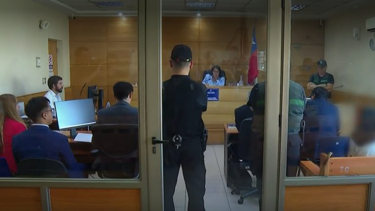 Transfirió a sus cuentas y a sus hijos: Formalizan a ex funcionaria de municipalidad de Puente Alto